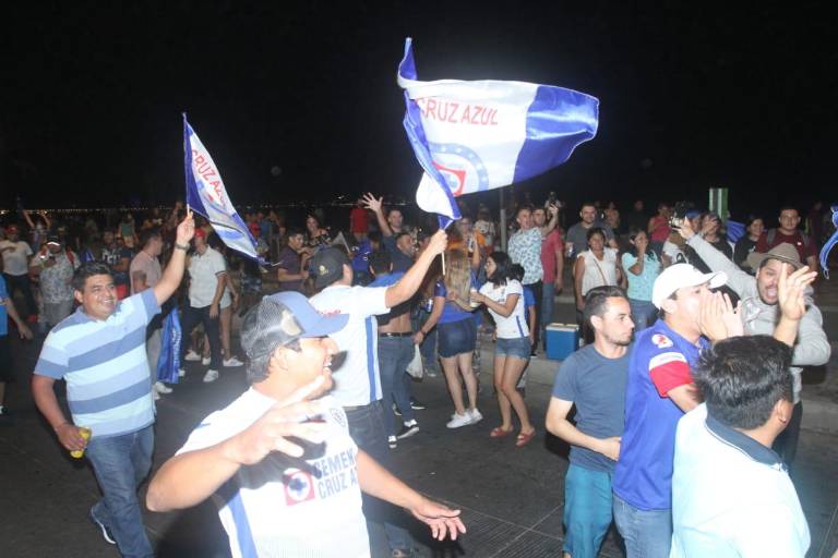 Aficionados en Mazatlán festejan el título del Cruz Azul