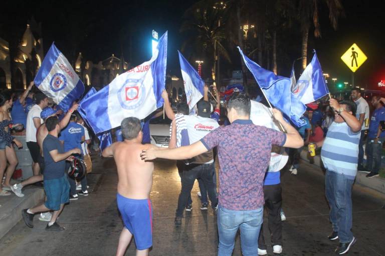 Aficionados en Mazatlán festejan el título del Cruz Azul