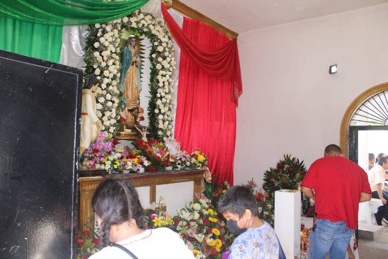 Fieles a la Virgen de Guadalupe llegan a la Capilla de ‘El Gallo’, en Escuinapa