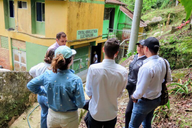 $!La pequeña hidroeléctrica de Palmor logró que la población tenga energía a bajo costo.