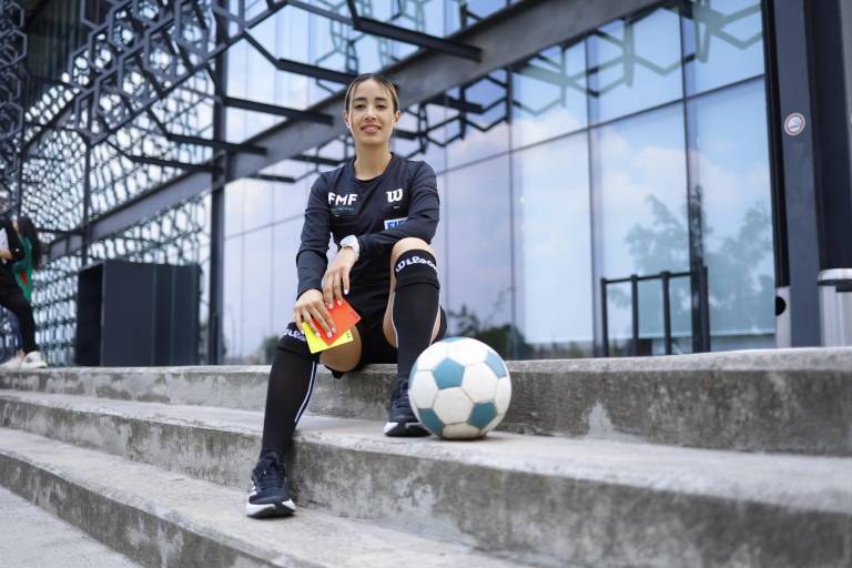 Árbitra mexicana es reconocida como la sexta mejor silbante del mundo