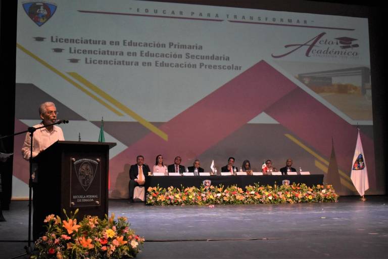 Concluyen su formación 326 estudiantes de la Escuela Normal de Sinaloa