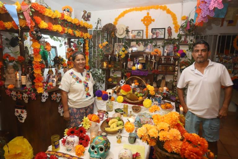 Con papel picado, flores de cempasúchil y velas, familia recuerda a los que han partido