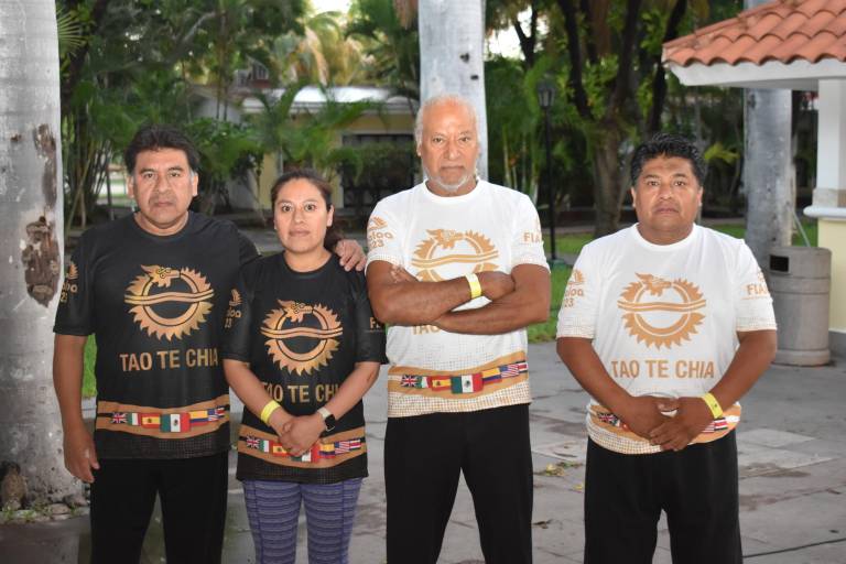 Disfrutan miembros de Ludus Magnus y FIAMA de una sesión de acondicionamiento masivo