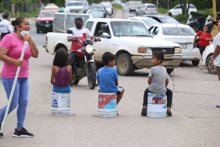 Tras 11 días sin agua llega el hartazgo, y vecinos de la Juárez en Mazatlán bloquean vialidades como protesta