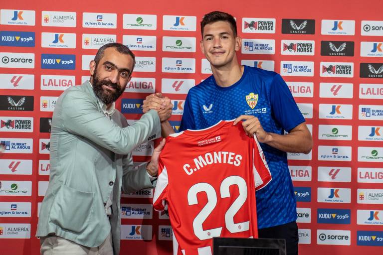 César Montes es presentado como jugador del Almería