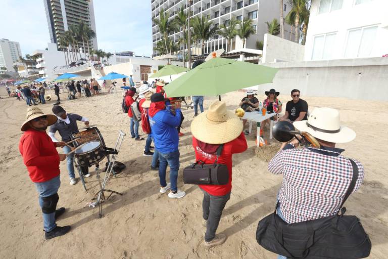 En playas de Mazatlán, solo habrá 27 permisos para grupos y bandas