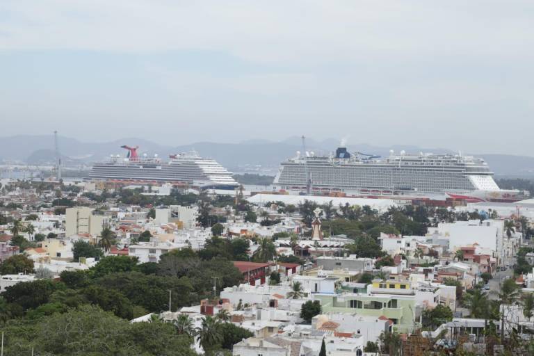 Atracan Norwegian Joy y Carnival Panorama, los primeros dos cruceros del 2025 en Mazatlán