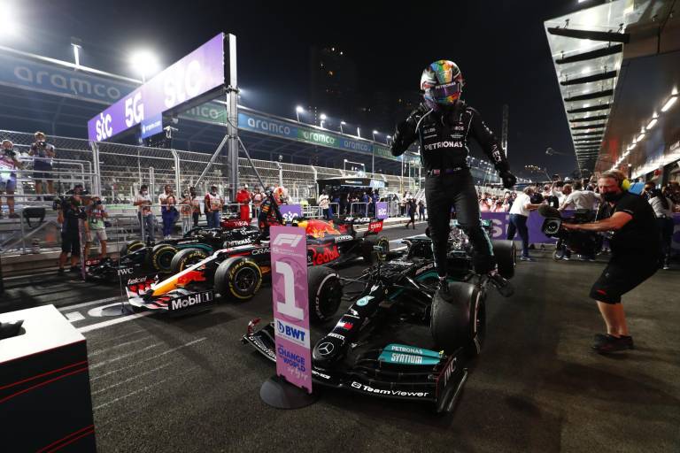 Lewis Hamilton gana el GP de Arabia Saudita y consigue igualar a Verstappen; Checo abandona