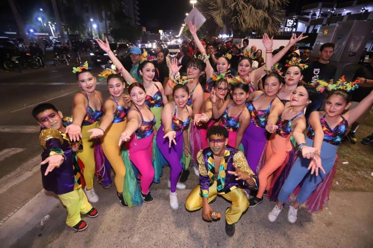 Disfrutan de la fiesta del Carnaval con la pega de calcas