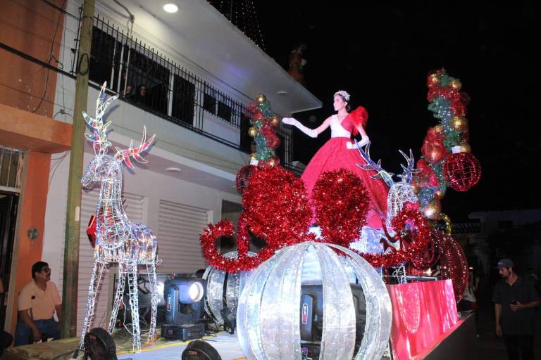 Encienden el espíritu navideño en Rosario con desfile de luces, árbol y Nacimiento
