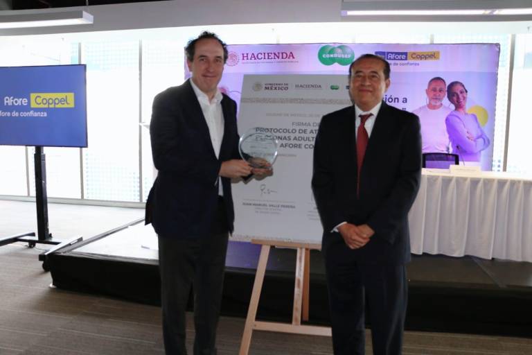 Recibe Afore Coppel insignia por protocolo de atención a personas adultas mayores