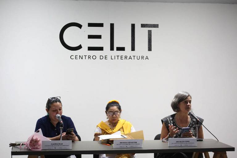 Comparten escritoras sus versos en un recital poético