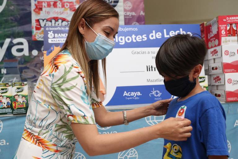 Mazatlecos participan en la campaña Bigotes de Leche