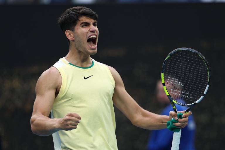 Carlos Alcaraz avanza con dificultades en el Abierto de Australia