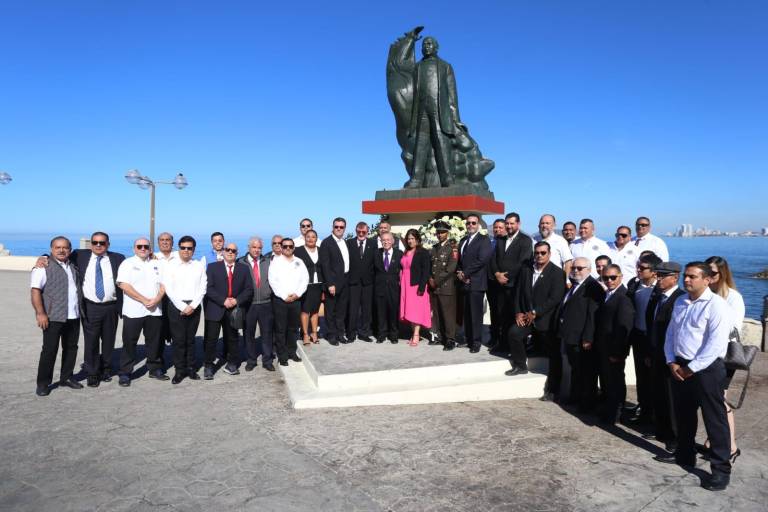 Celebran en Mazatlán natalicio de Benito Juárez
