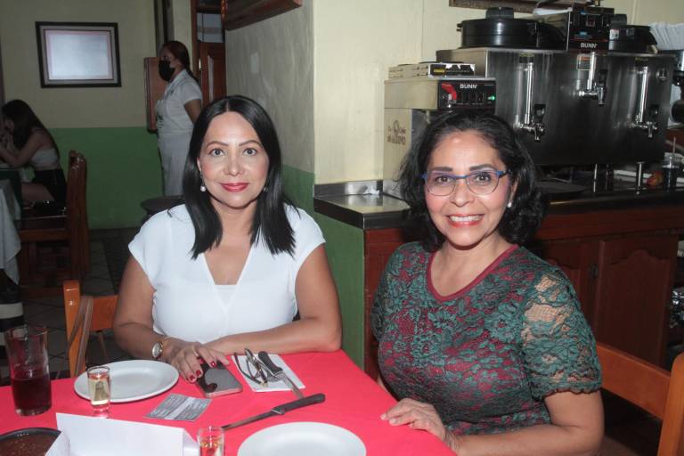 Deleitan Óscar Gómez y Andrea Rice con su voz en Noche Mexicana