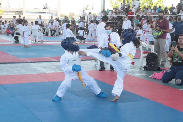 Verónica López domina en formas y combate en la Copa Anual Regional de Karate Noroeste