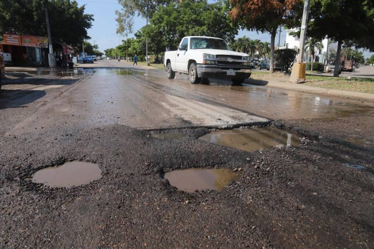 Baches y fugas de aguas negras han provocado pleitos en algunas avenidas de Mazatlán