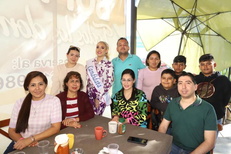 Alina Zataráin preside desayuno por su candidatura a Reina del Carnaval de Mazatlán