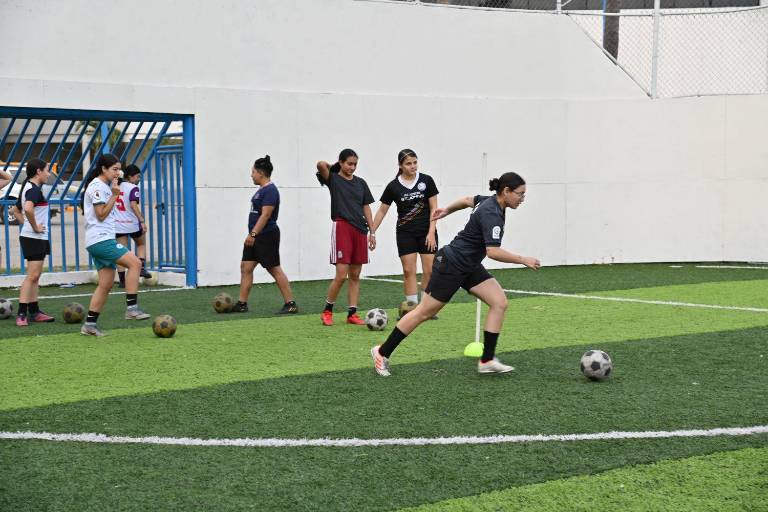 Cierra selección de futbol rápido femenil de la UAS preparación