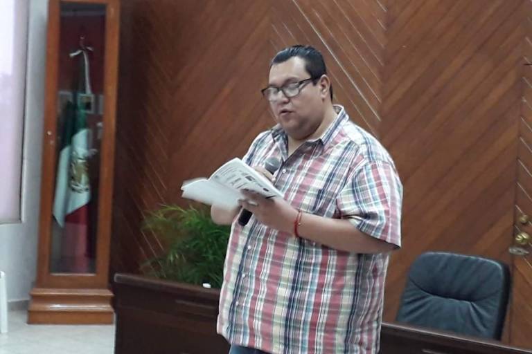 Es facultad del Alcalde de Mazatlán proponer al Secretario del Ayuntamiento, Oficial Mayor y Tesorero: Padilla Díaz