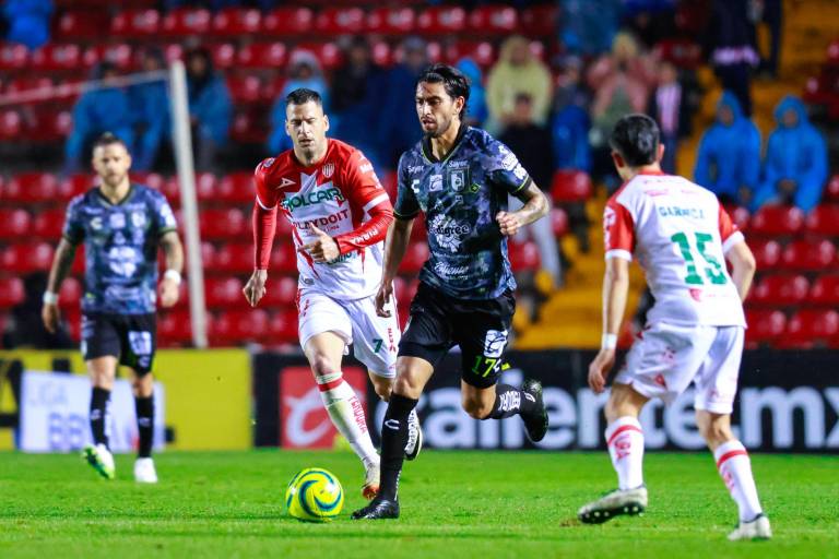Necaxa mantiene su invicto de forma agónica y Querétaro no puede ganar
