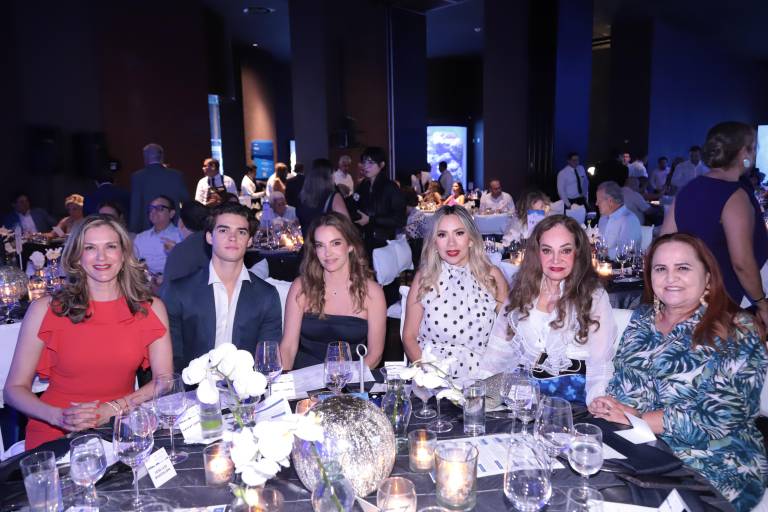 Disfrutan de cena y contribuyen a la noble causa que realiza la Fundación Letty Coppel