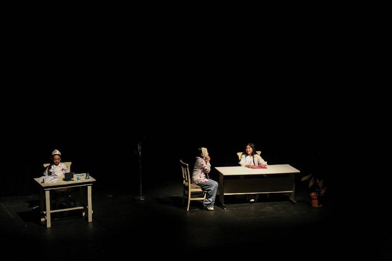 Muestran su talento escénico en ‘A la doctora la marean’