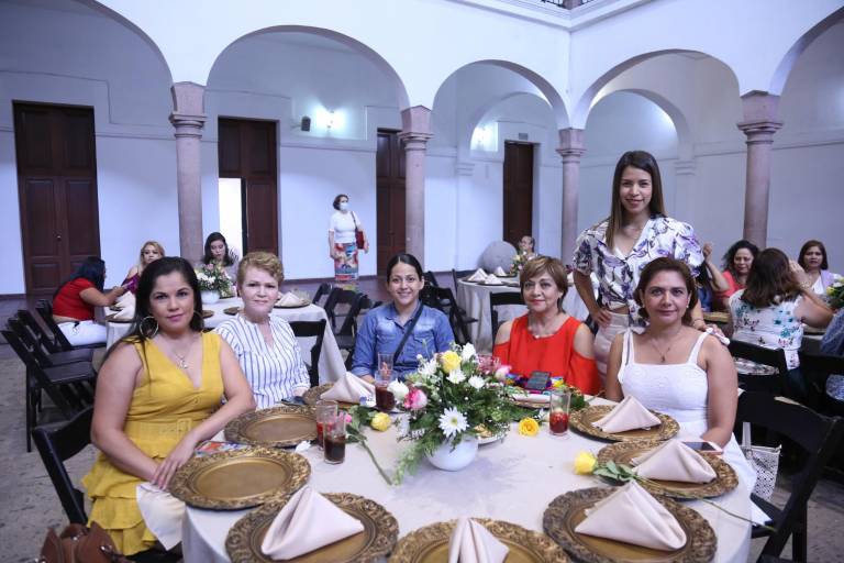 Felicitan a las mamás del Isic