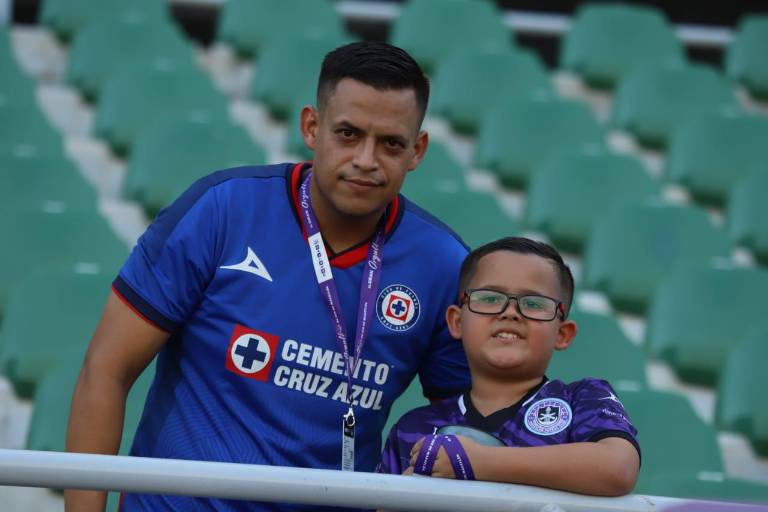 Aficionados al futbol se visten de ‘azul’ en el Kraken