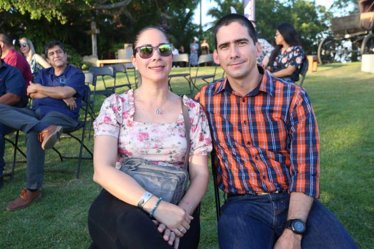 Conversan sobre las emociones y retos en el atardecer mazatleco