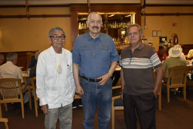 El grupo de amigos de la Prevocacional convive en un desayuno