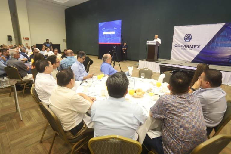 Empresas deben trabajar también en el mejoramiento social, propone Óscar Sánchez