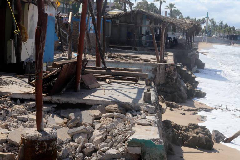 Playas han reducido de 30 metros a cero de frente, admiten palaperos de Mazatlán