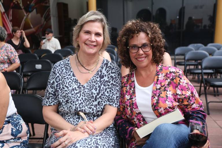 Viven tarde de literatura en la presentación del libro ‘Olvidarás el fuego’, de Gabriela Riveros