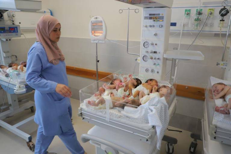 Bebés prematuros evacuados de Al Shifa son trasladados de Gaza a Egipto
