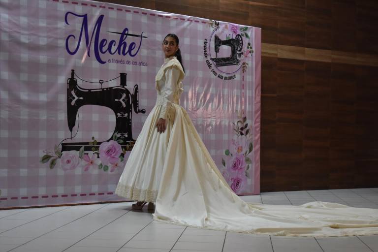 Brindan homenaje a Meche Montoya por 66 años como modista de alta costura