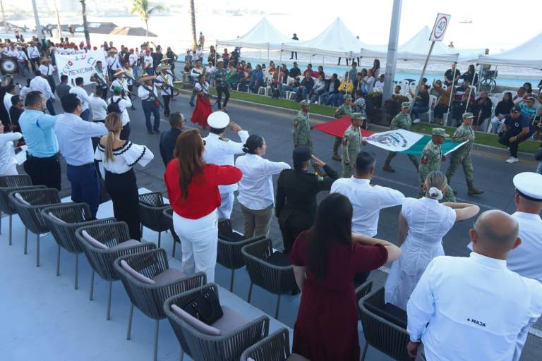 Exhiben talentos y habilidades en desfile de la Revolución Mexicana en Mazatlán