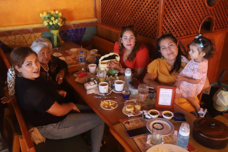 Hijas e hijos festejan a sus mamás en restaurantes de Mazatlán