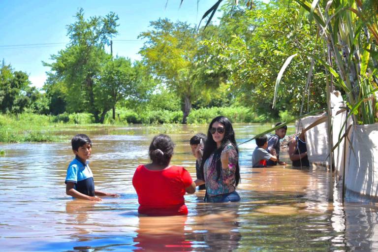 Gobierno de Elota entrega apoyos a familias afectadas por lluvias del martes