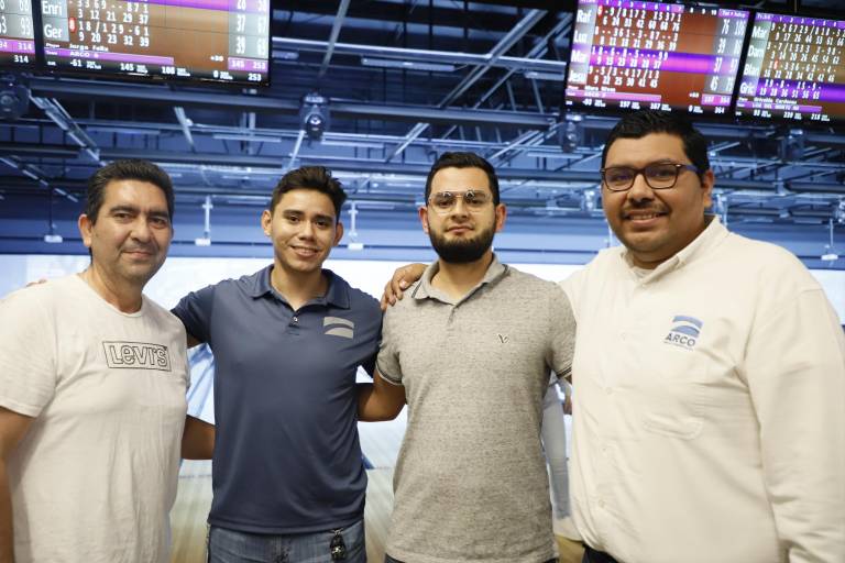 Participan en Torneo de Boliche con Causa
