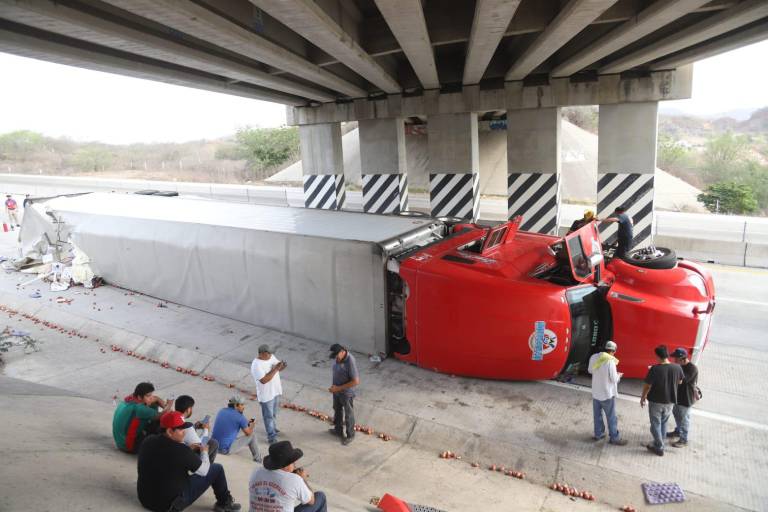 Tráiler cargado de manzanas vuelca en Libramiento Mazatlán