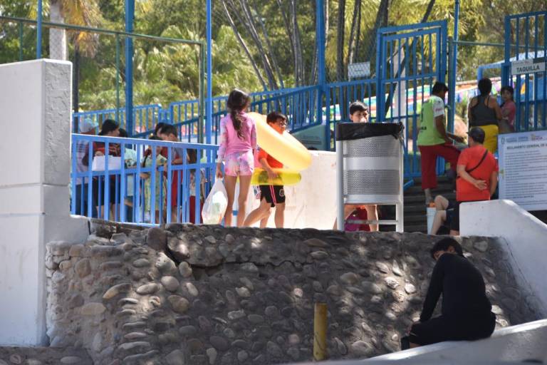 Ante primera onda de calor, reportan recepción de mil personas en albercas del parque 87 en Culiacán