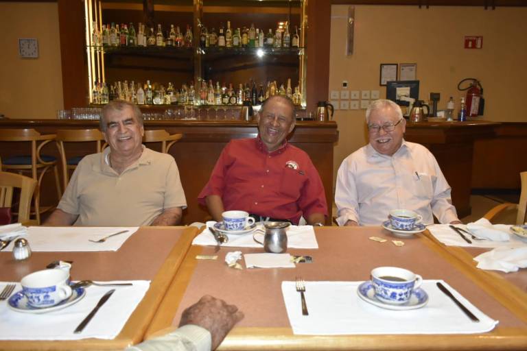 El grupo de amigos de la Prevocacional convive en un desayuno