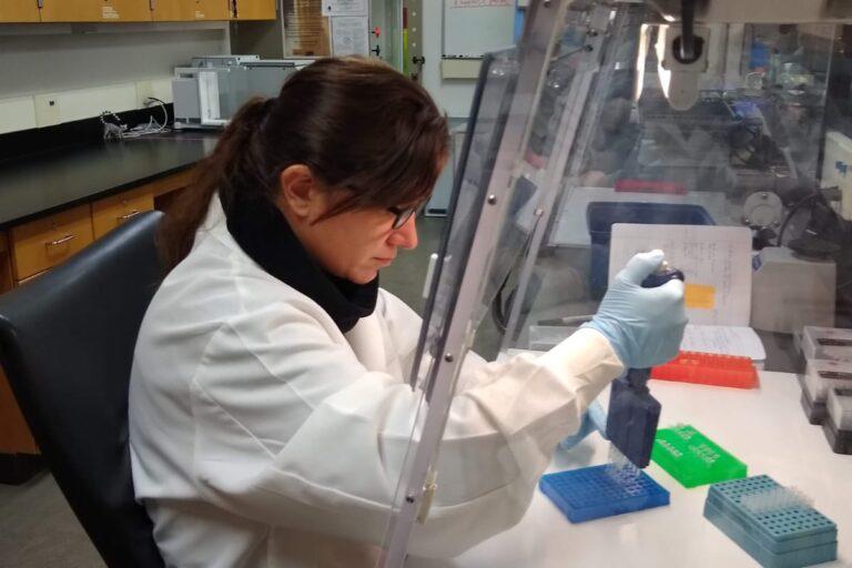 $!Luciana Oklander es especialista en genética y primates en Argentina.