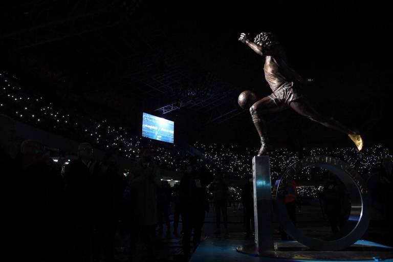 A un año de su partida, el Napoli honra a Maradona con una estatua y homenaje