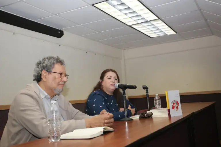 $!El maestro Élmer Mendoza junto a la escritora mazatleca Karina Castillo.