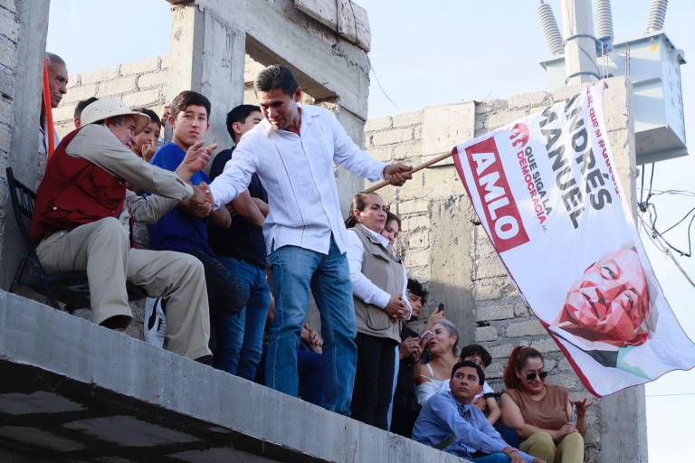 Simpatizantes y manifestantes ‘alborotan’ la llegada de AMLO a Culiacancito