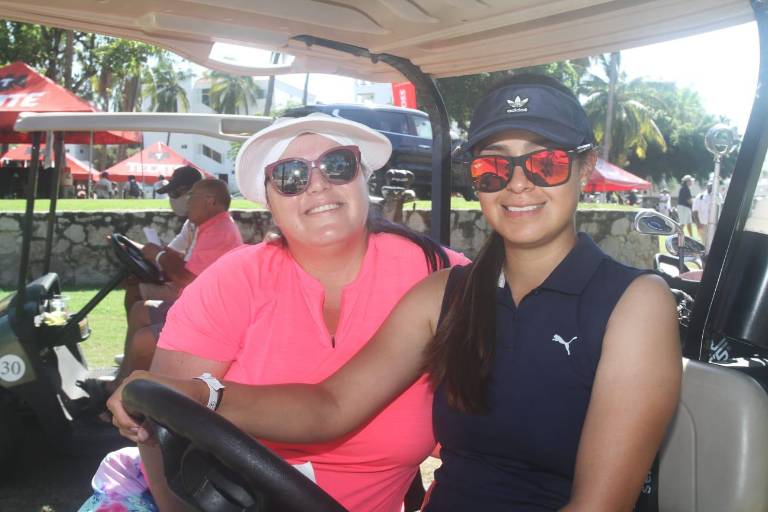 Disfrutan mazatlecos y turistas de la fiesta golfista